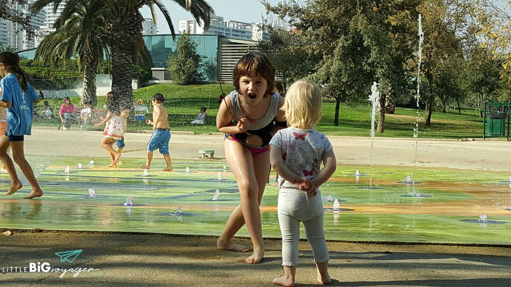 the girls at the sprinklers at Parque Araucano