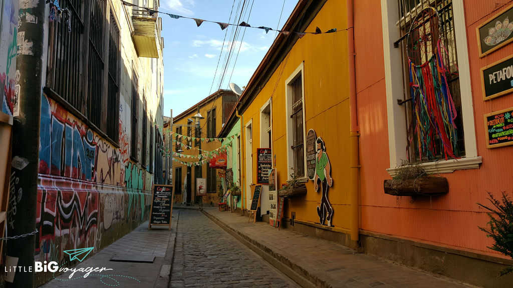 cobblestone alley Valparaiso with nice restaurants and an art gallery